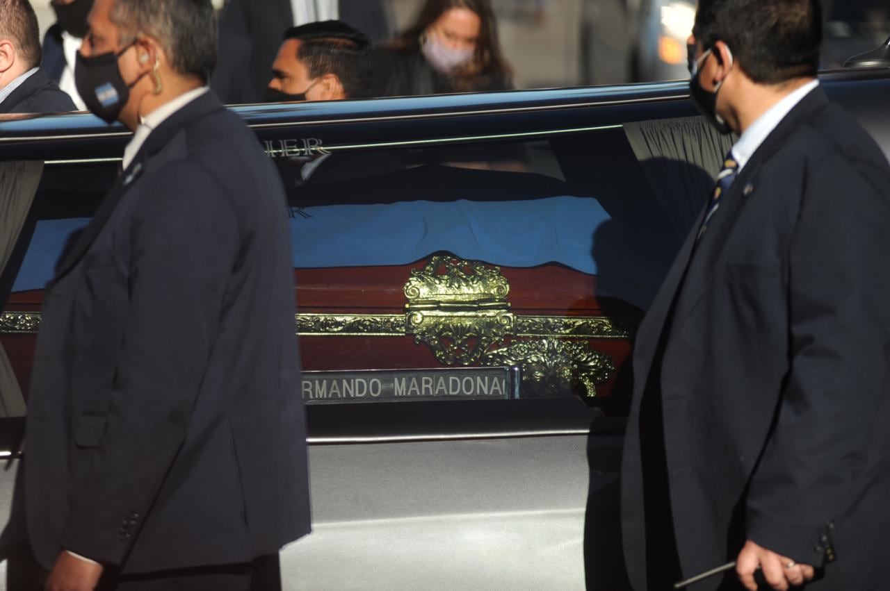 Trasladan los restos de Diego Maradona al cementerio de Bella Vista.