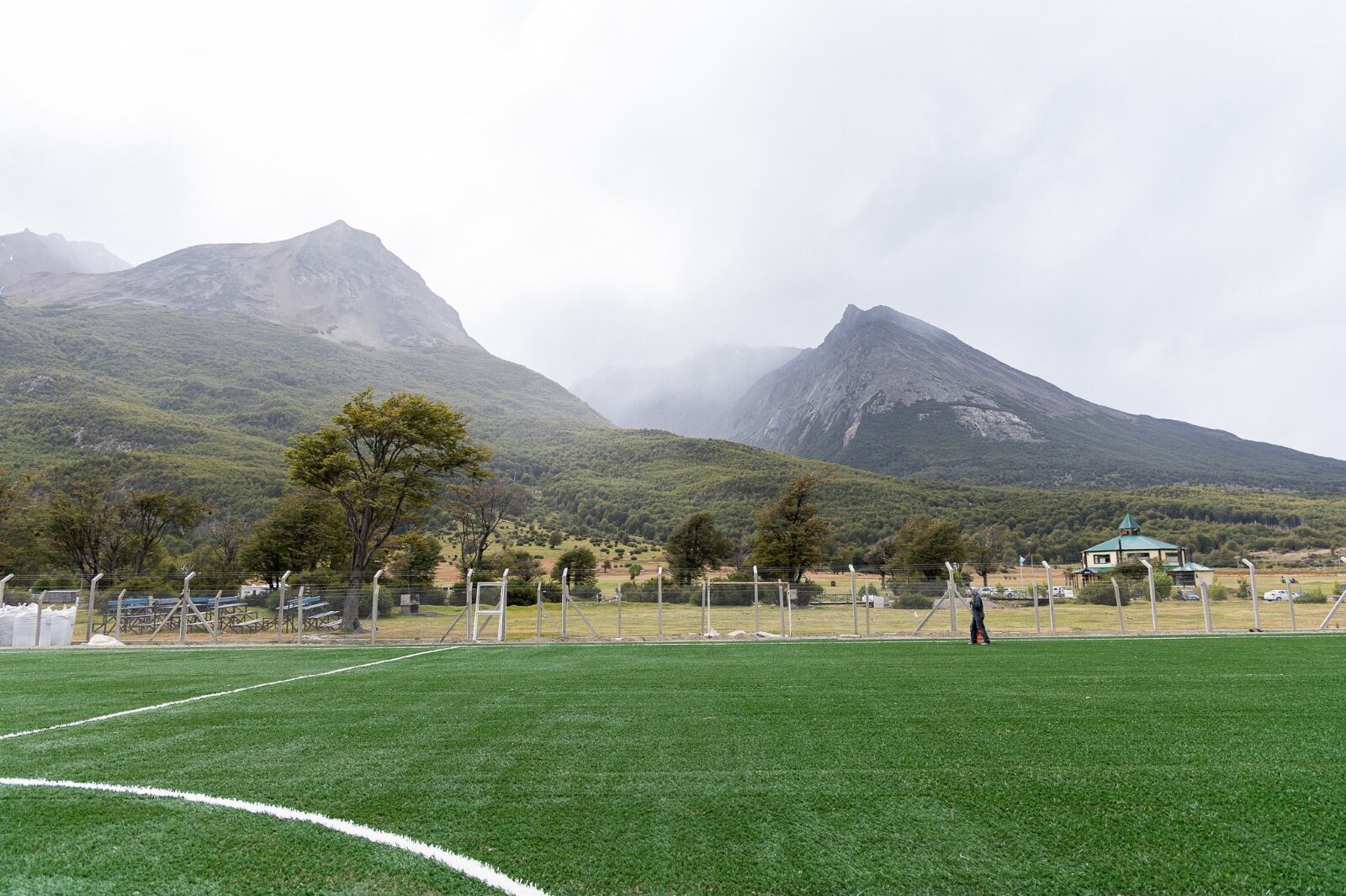 Colocan césped sintético en canchas de Ushuaia y Río Grande