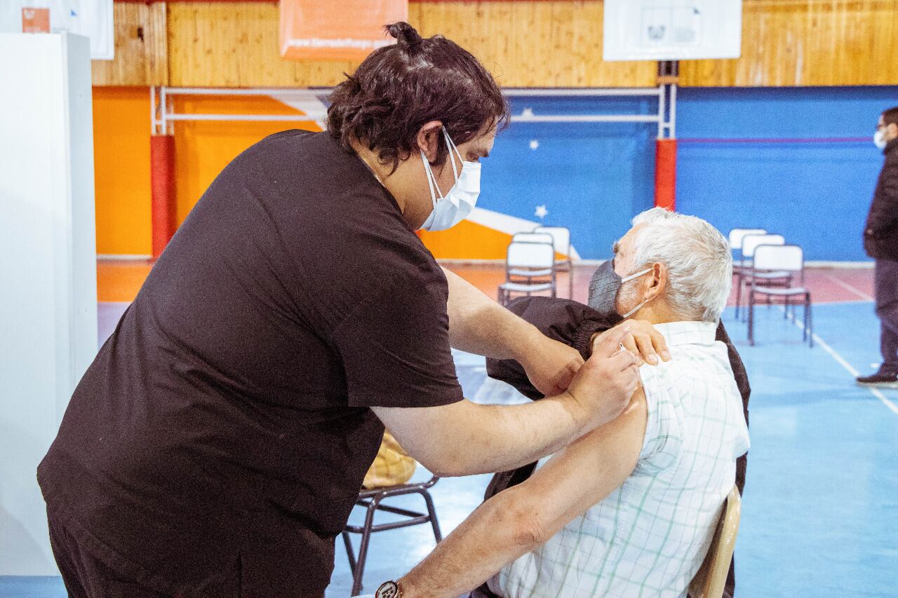 Vacunación contra el coronavirus en adultos mayores. (Crédito: prensa gobierno de Tierra del Fuego)