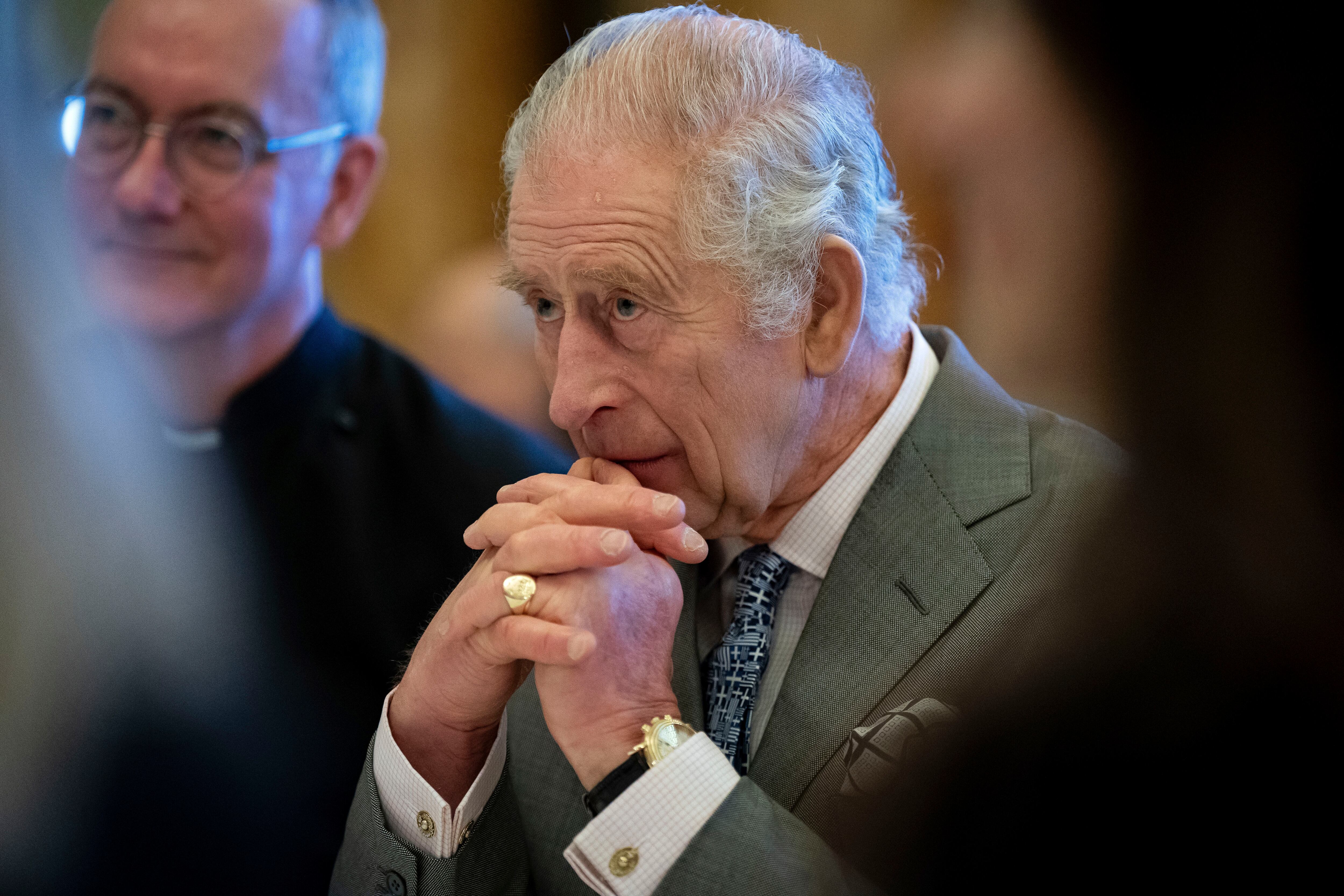 En esta imagen de archivo, el rey Carlos III de Inglaterra participa en una reunión en el Palacio de Buckingham, en Londres, el 13 de diciembre de 2023. (Aaron Chown/Pool Foto vía AP, archivo)