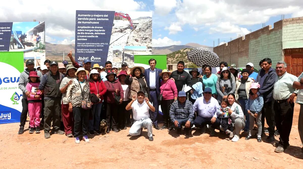 "Vamos a seguir trabajando para que en cada rincón de la provincia las familias jujeñas vivan bien", dijo el gobernador Carlos Sadir en Humahuaca al encabezar el acto de inauguración de una red distribuidora de agua potable que beneficia a más de 500 familias.