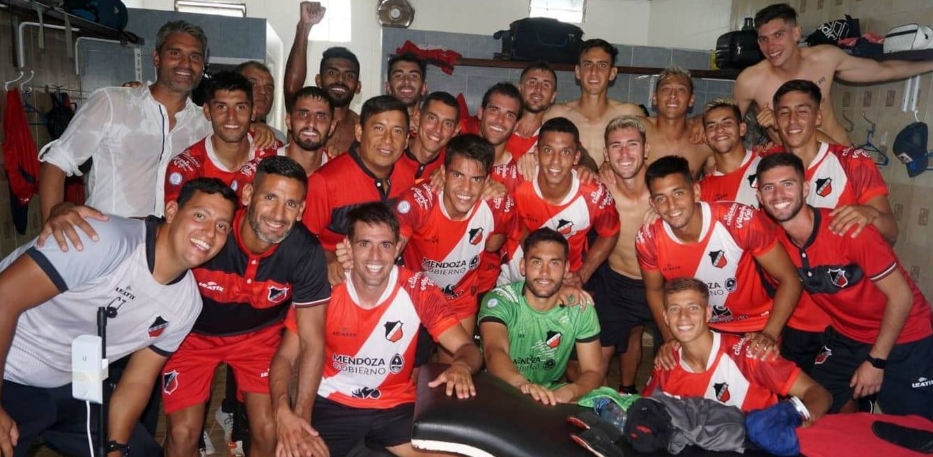 Festejo del plantel de Maipú luego del triunfo ante Brown (A) por la Primera Nacional.