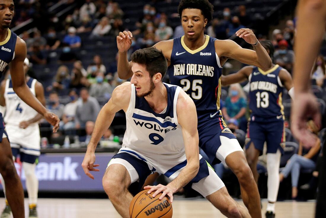 Leandro Bolmaro enfrentando a New Orleans Pelicans en su primero partido en la pretemporada de la NBA. (NBA)