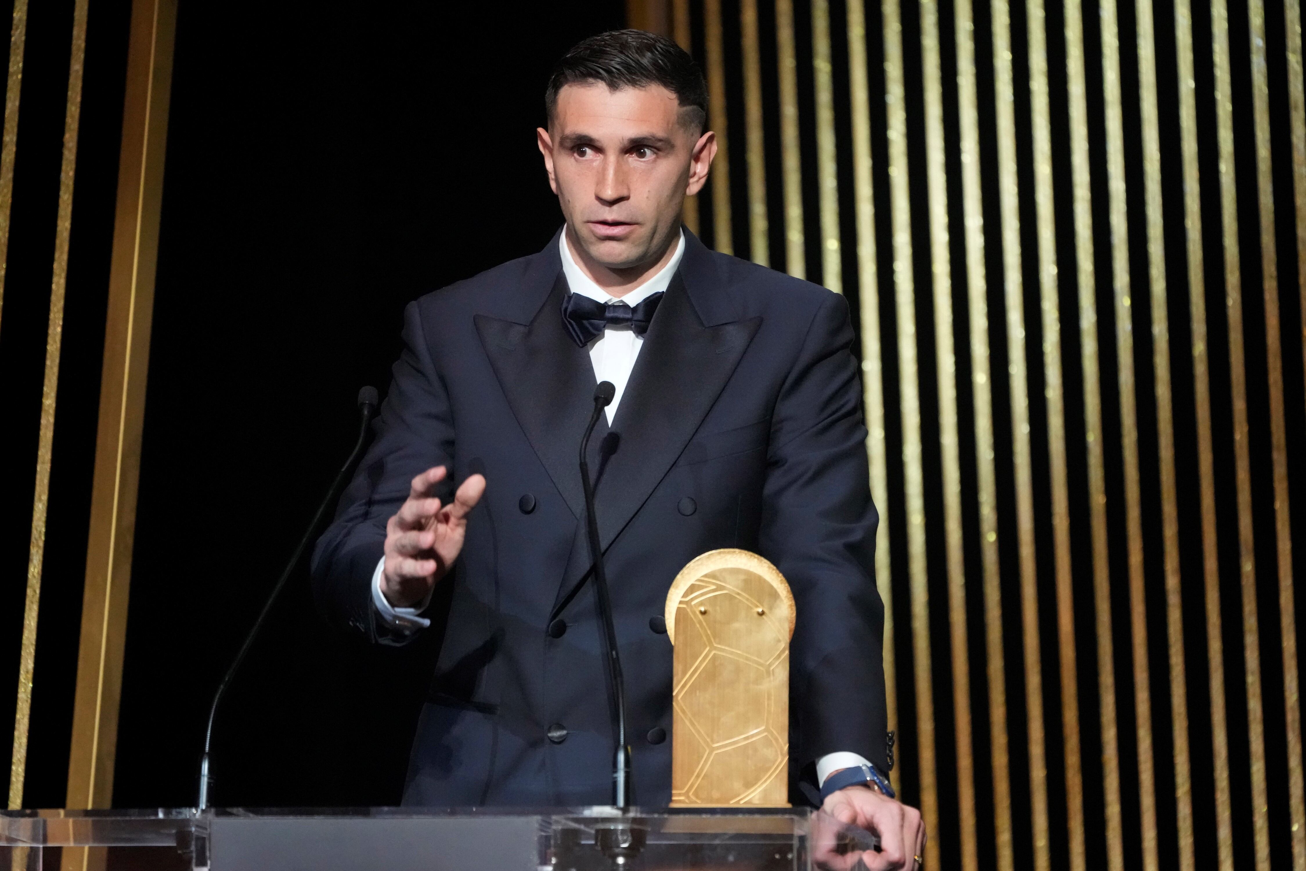 Emiliano Martínez recibió el premio al mejor arquero del mundo en la gala del Balón de Oro en París, Francia. (AP)