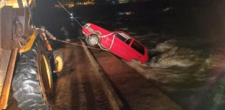 Automóvil quedó atrapado en medio del puente del arroyo Piray Guazú.