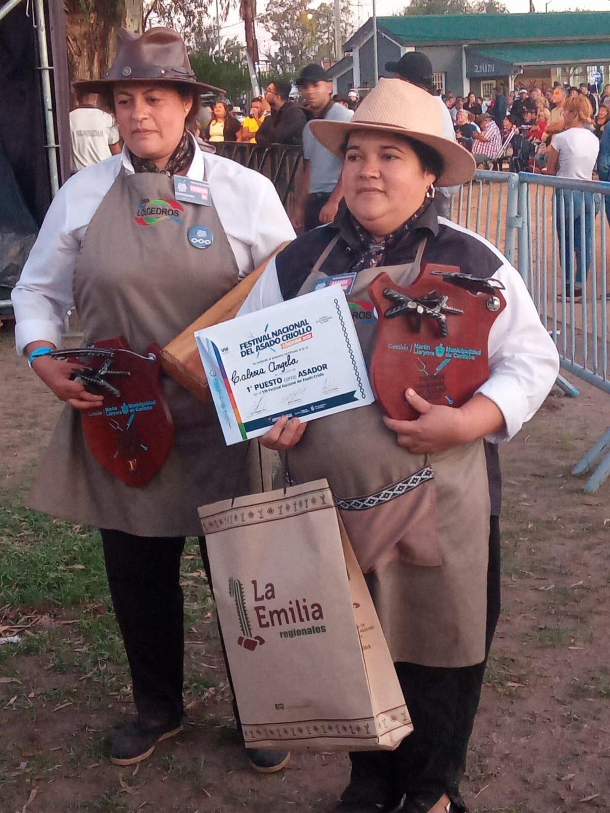 CAMPEONAS DEL ASADO. Ángela Cabrera (derecha) recibió el premio de Campeona Nacional del Festival del Asado criollo. Su compañera, Adriana Bustamante (fogonera) la acompañó durante todo el proceso. (GEntileza Cabrera)