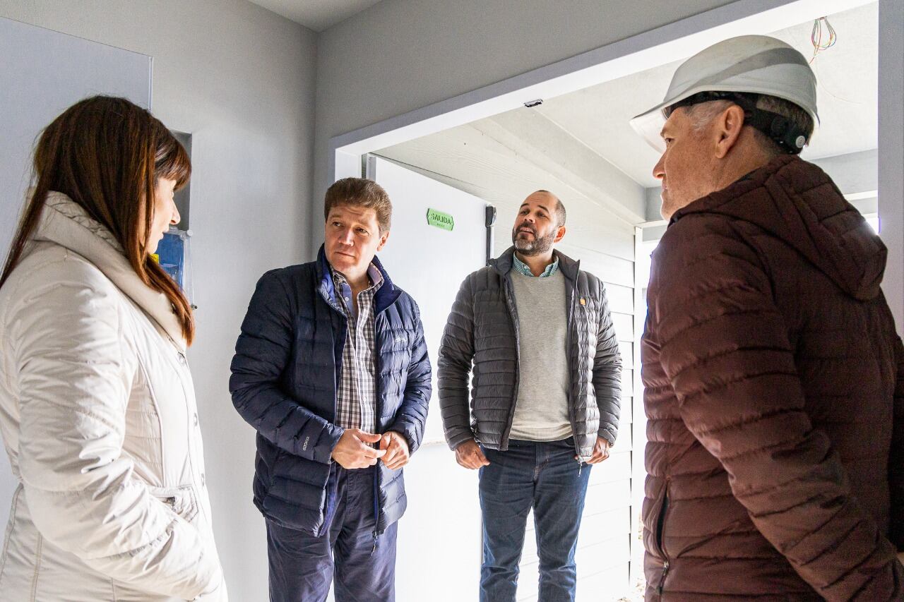 El Gobernador Gustavo Melella junto al ministro Jefe de Gabinete, Agustín Tita y la Presidenta del IPVyH, Laura Montes recorrieron la obra de las 64 Viviendas “Hanuxa”