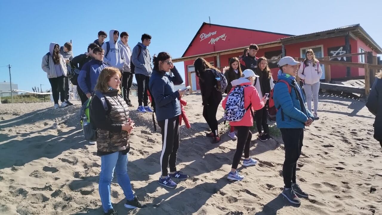 Turismo de Tres Arroyos y alumnos de la Secundaria de Orense realizaron actividades en la playa