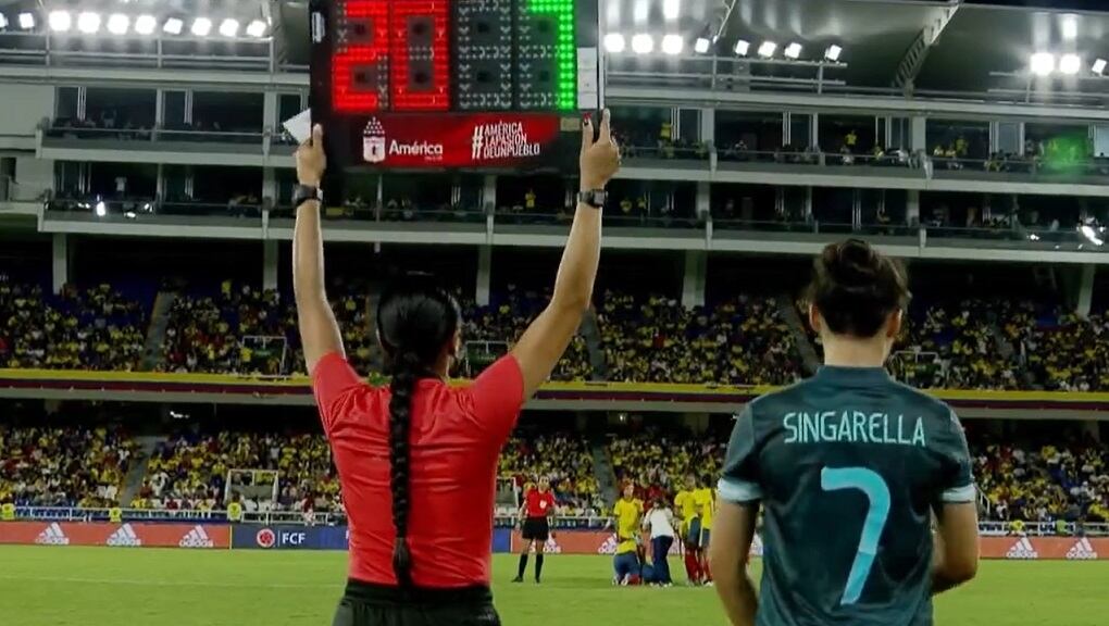 Segundo tiempo, 40.13, ingresa Chiara Singarella por Bravo cuando Argentina igualaba 1-1 ante Colombia, que se pondría en ventaja a los 40.23 con gol de Mayra Ramírez: 2-1. Sobre los 43 minutos a dos del final Singarella empata el partido.