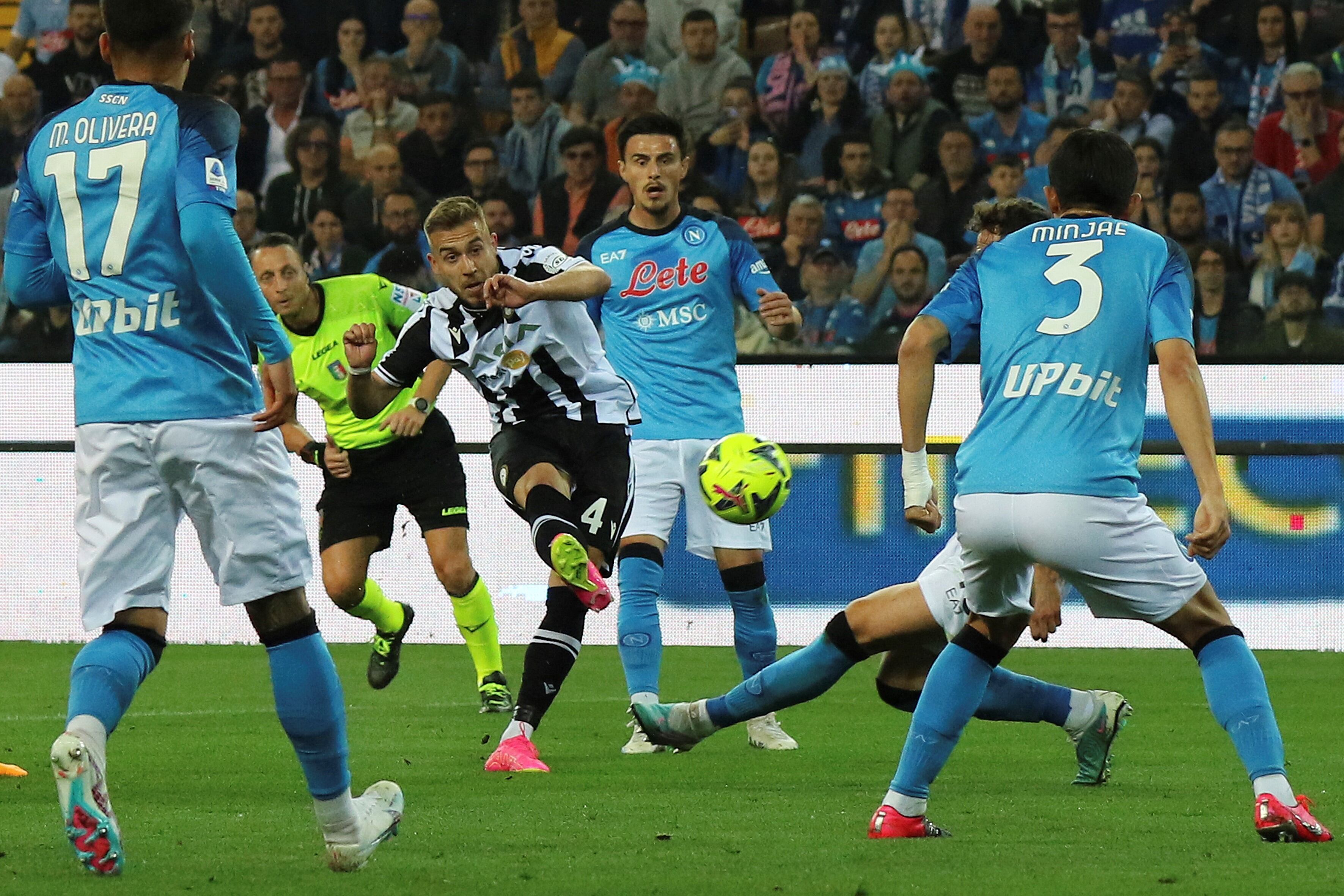 Lovric dispara y marca el 1 a 0 de Udinese ante Napoli. Foto: AP.