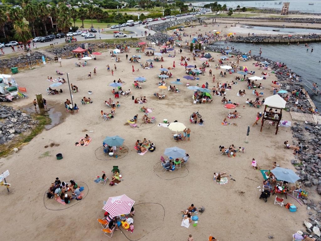 Los turistas respetan el distanciamiento social.