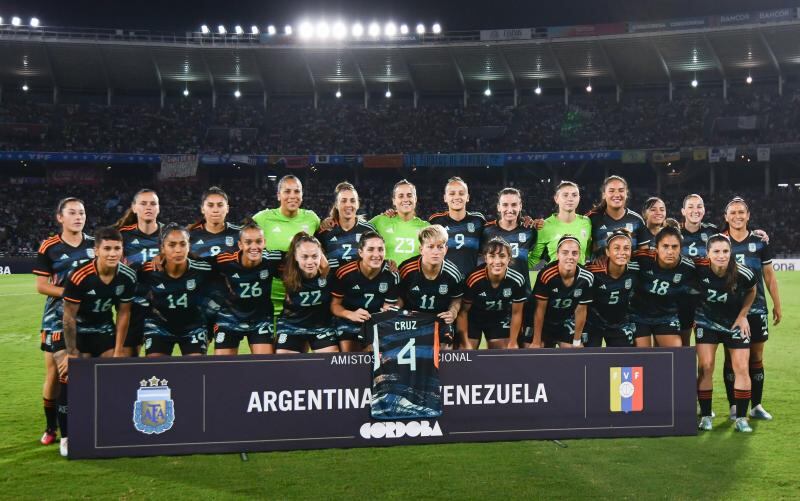 La Selección Argentina con la camiseta de Juli Cruz, quien se lesionó (ligamentos cruzados) dos días antes del partido, jugando con Boca.