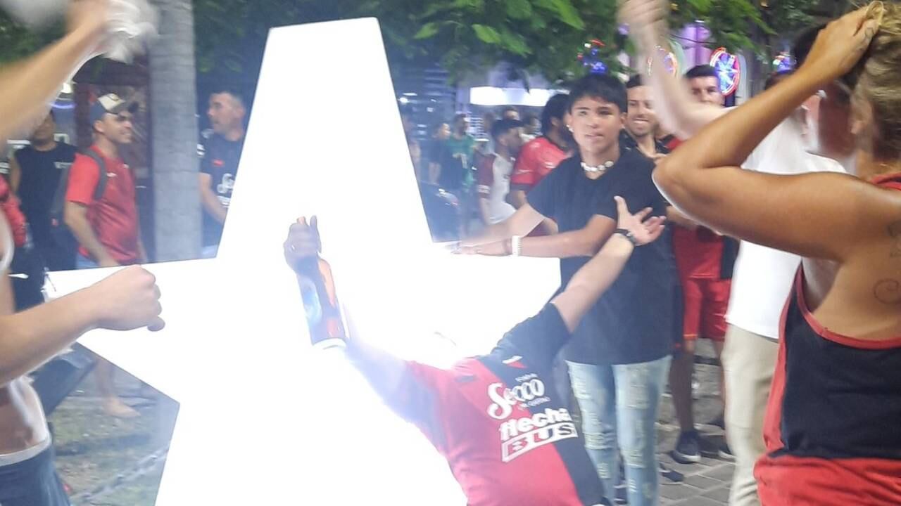 Los hinchas de Colón coparon Santiago del Estero para la final ante River