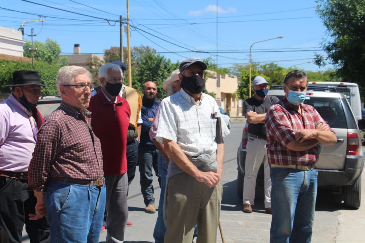 En el día de la tradición descubren placa en reconocimiento a Juan Ramón Santos.