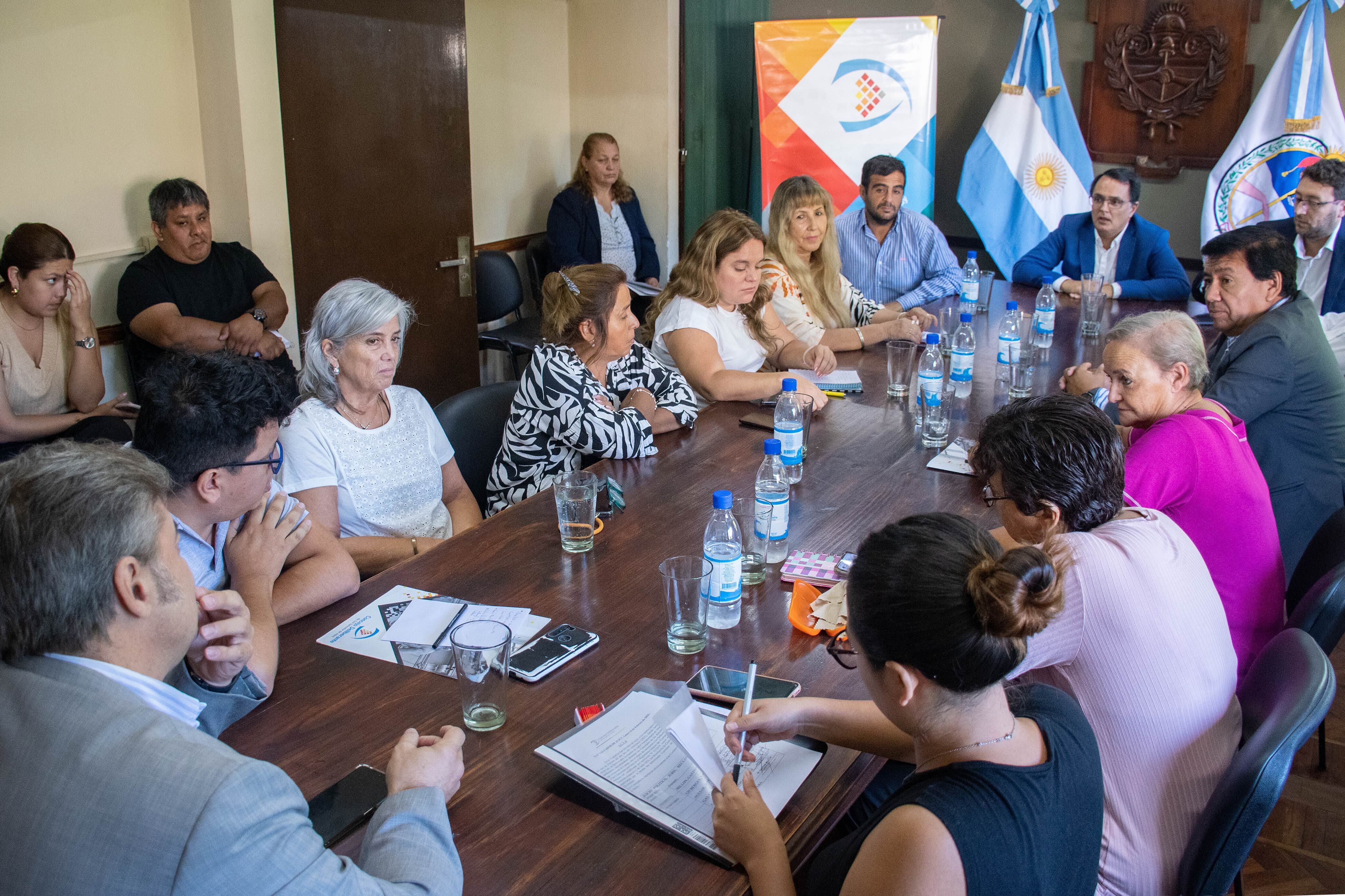 Los doce miembros del Concejo Deliberante de San Salvador de Jujuy, reunidos para acordar detalles del inicio del año parlamentario.