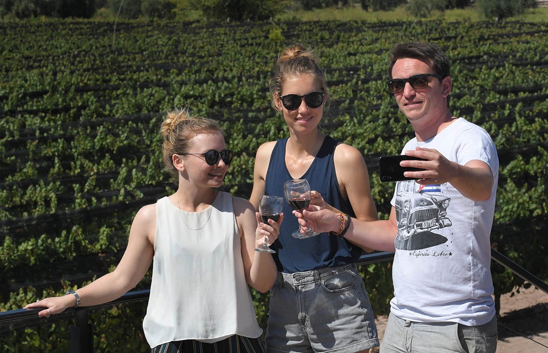 Mendoza 01 de Abril de 2019 Sociedad
Los turistas Christiana Germany, Julien Cointe y Fiona (de Francia), disfrutan de los paisajes  de la bodega Mevi, en Coquimbito.
El turismo por el fin de semana largo no logro posicionarse dentro del sector.

Foto: Orlando Pelichotti / Los Andes