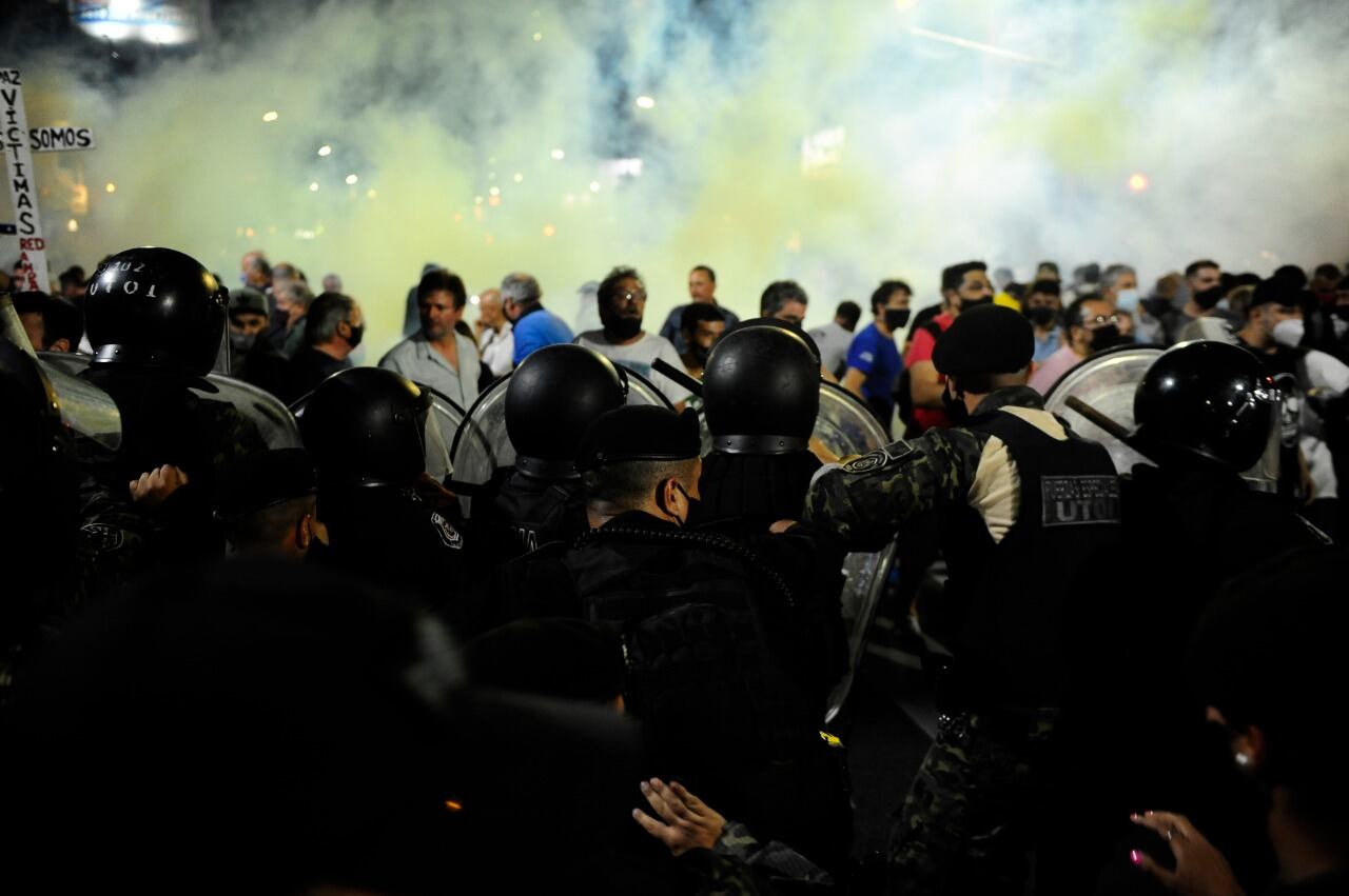 Masiva protesta de los vecinos en Ramos Mejía y tensión con la policía. Hubo gases lacrimógenos y disturbios. (Foto: Clarín)