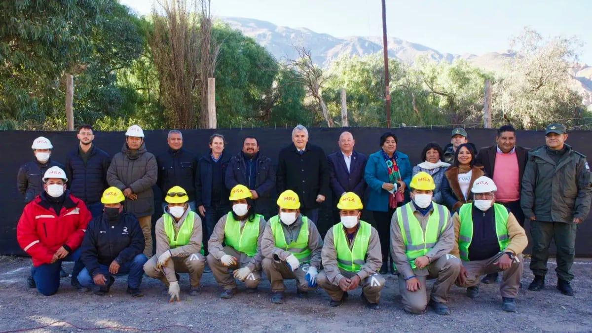 Las autoridades posan con los técnicos y trabajadores que tienen a cargo las obras en Purmamarca.