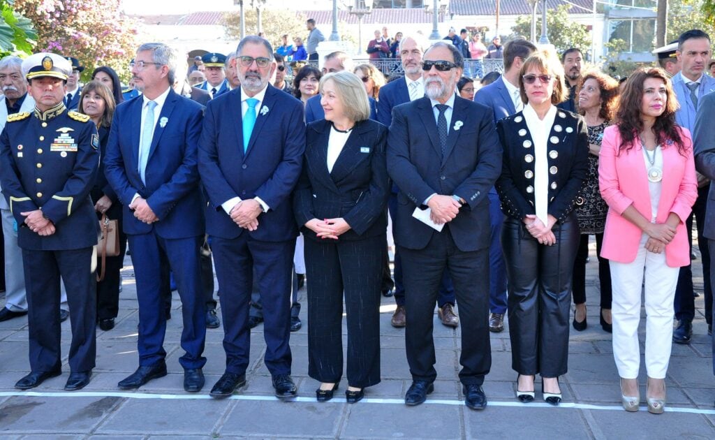 Presentes en el acto recordatorio del 25 de Mayo de 1810 estuvieron el jefe de la Guarnición Militar Jujuy, coronel Orlando Gimenez; el diputado Fabián Tejerina, a cargo del Poder Ejecutivo; el intendente Raúl Jorge; la senadora nacional Silvia Giacoppo; el ministro de Trabajo de Jujuy, Normando Álvarez García; la diputada Gabriela Burgos y la ministra de Desarrollo Humano, Alejandra Martínez.