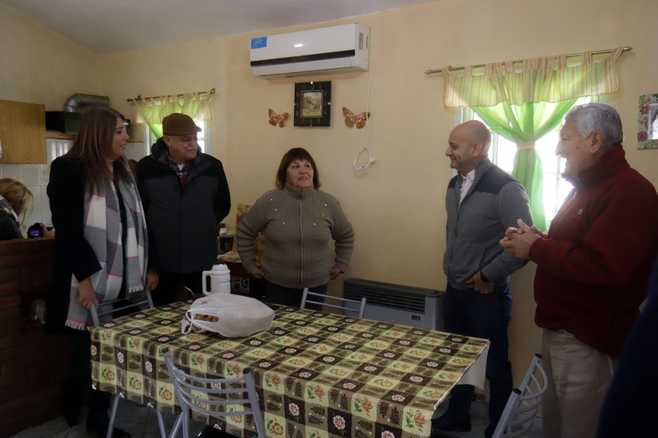 Gómez Gesteira y Soledad Zacarías junto a los vecinos