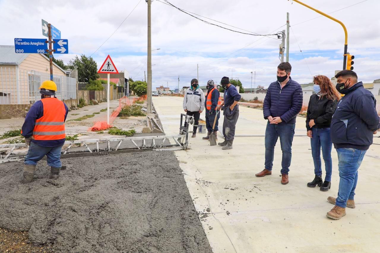 El Intendente Martín Perez recorrió los avances de la obra en la calle Thorne.