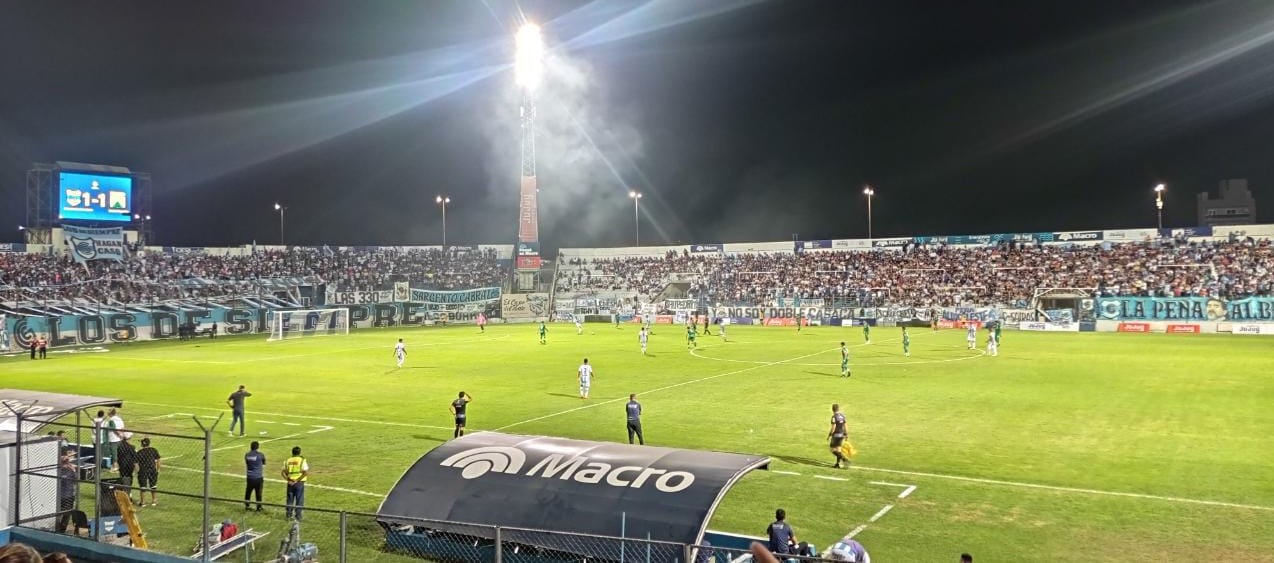 En el segundo tiempo, el árbitro del partido detuvo el juego unos minutos mientras un equipo médico asistía a un espectador que sufrió una descompensación en la tribuna.