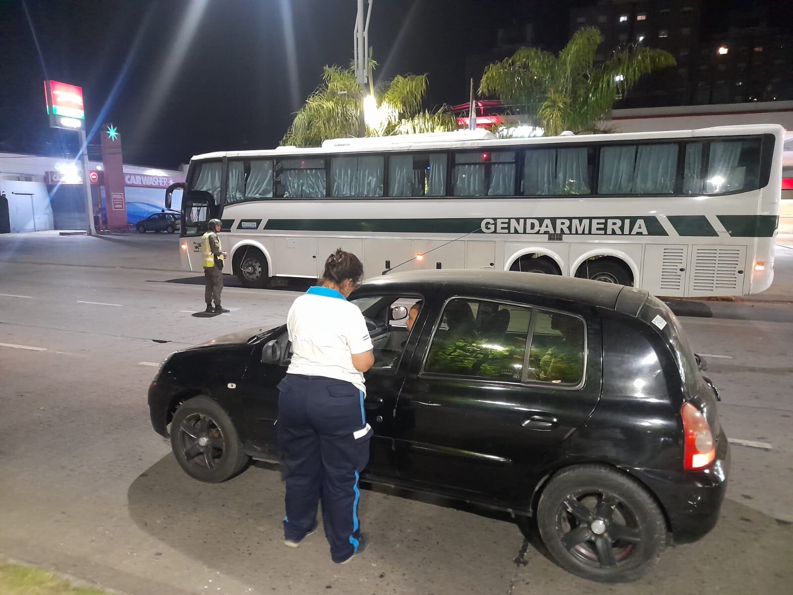 Gendarmería colaboró con los empleados municipales rosarinos.