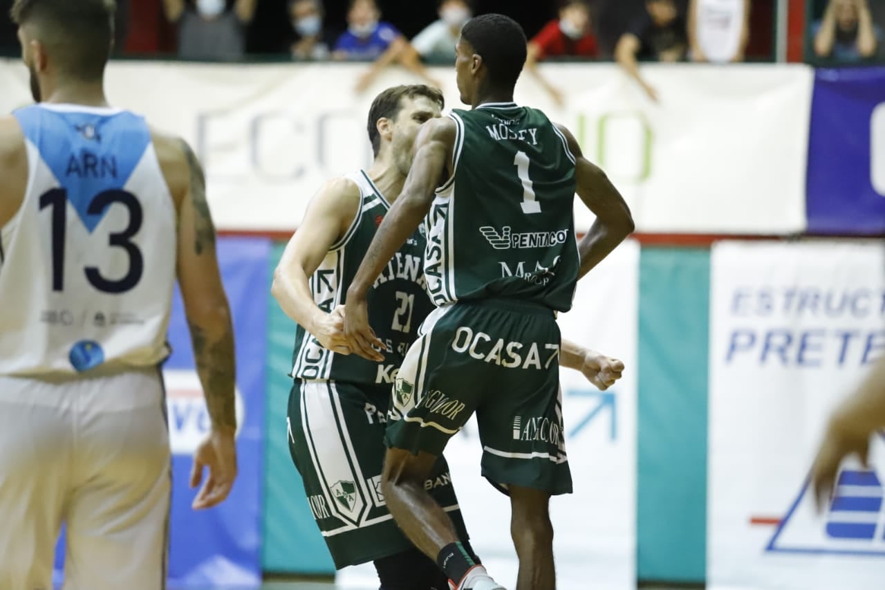 Omar Cantón y Latraius Mosley celebran una victoria muy importante para el equipo de barrio General Bustos. (Germán Ruiz / Prensa Atenas)