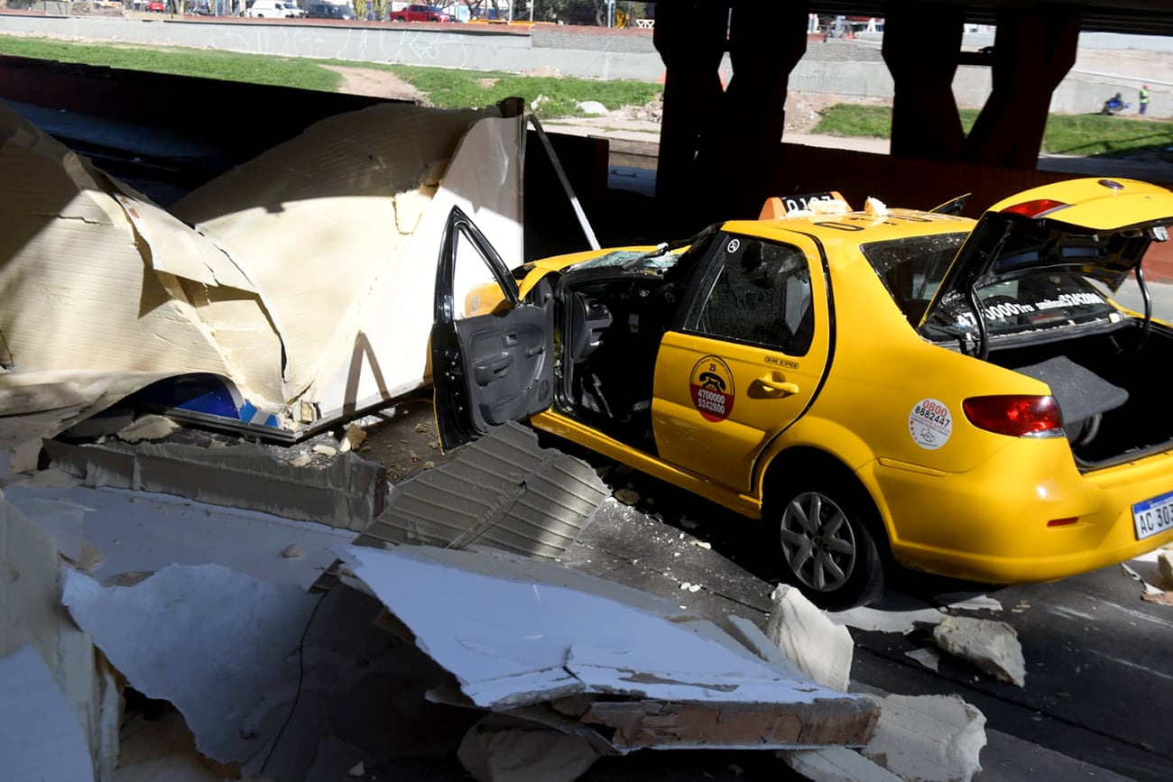 Un camionero se estrelló contra un puente, dañó el acoplado y destruyó un taxi. 