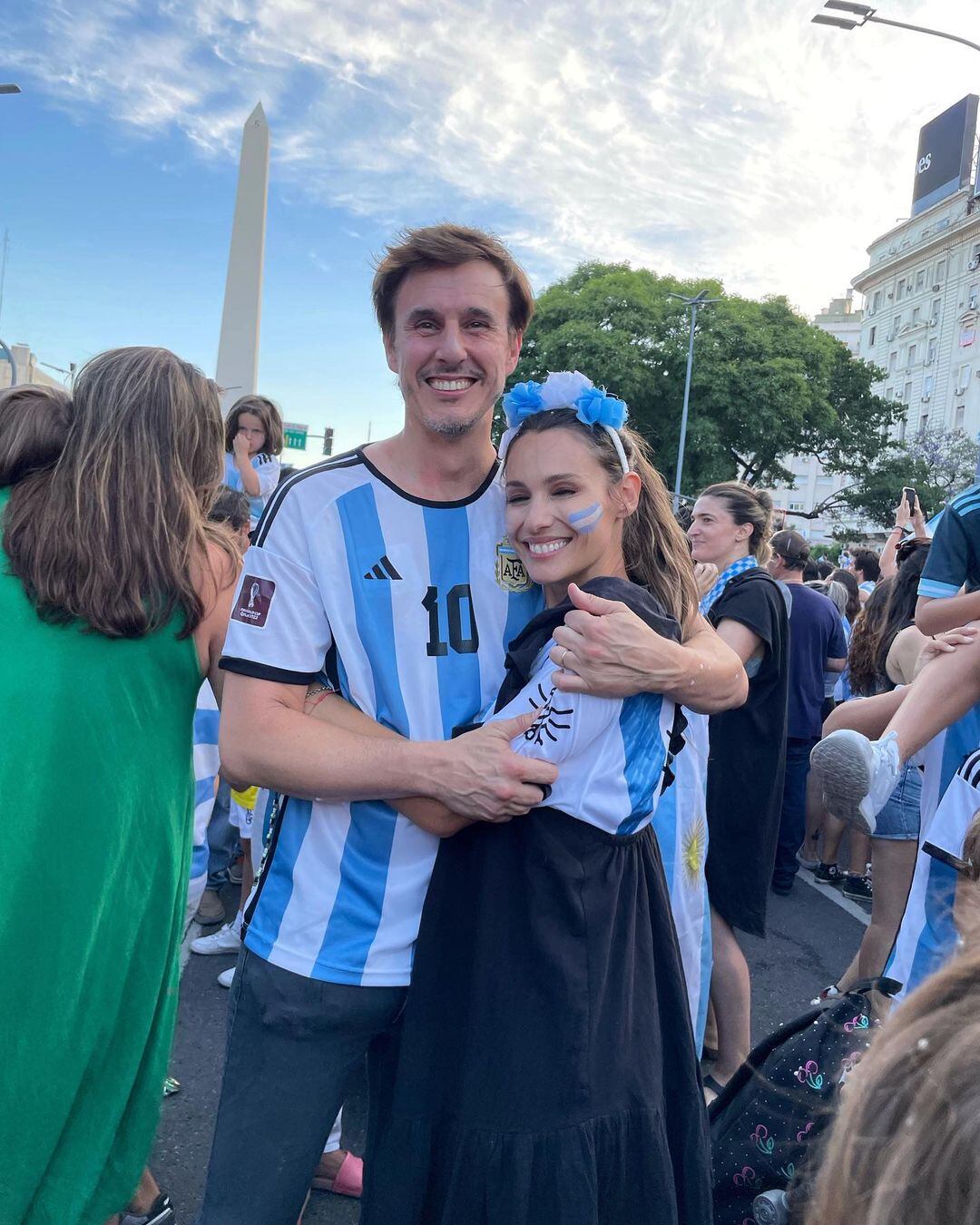 Pampita junto a su marido festejando en el Obelisco.