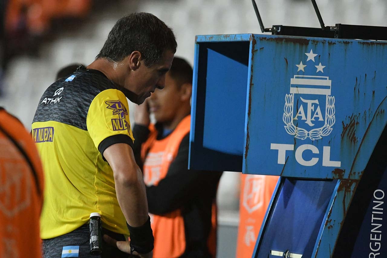 Liga Profesional de Fútbol Godoy Cruz Antonio Tomba vs. Racing de Avellaneda, en el estadio Malvinas Argentinas
El árbitro del partido mirando el VAR sobre una jugada dudosa en el cual un jugador del tomba se ganó la tarjeta roja
Foto: José Gutierrez / Los Andes 
