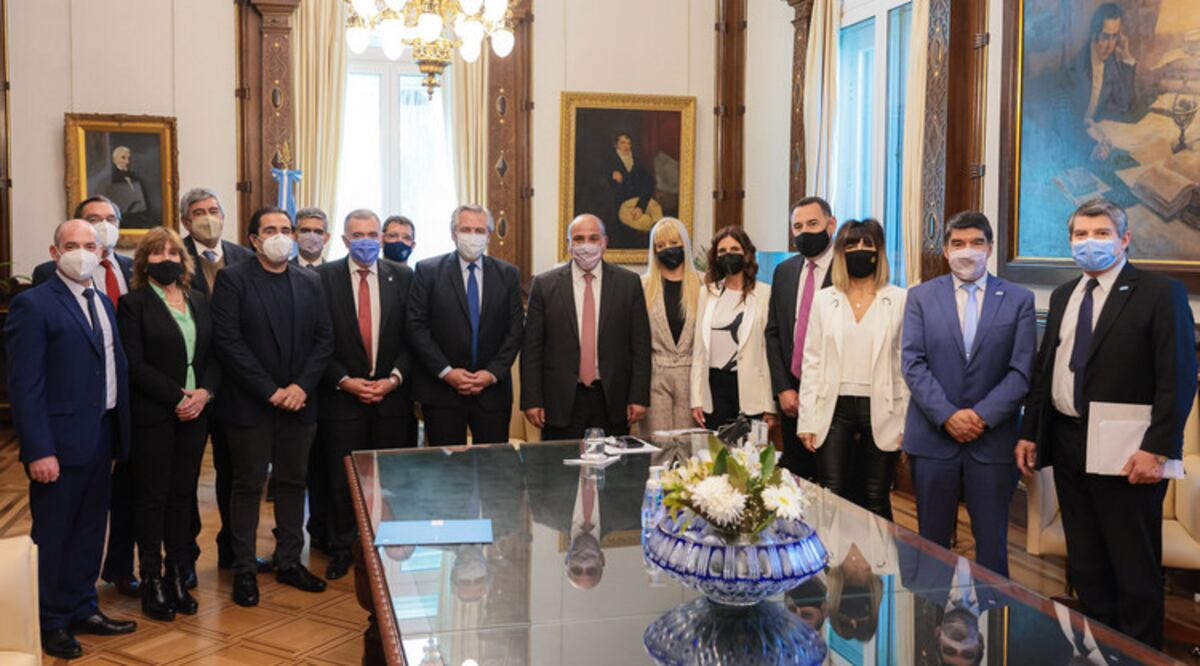 Jaldo junto al gabinete de ministros provincial fueron recibidos por el presidente Alberto Fernández