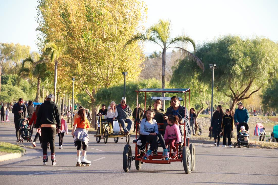 Turismo fin de semana super largo en la costanera de Carlos Paz (Yanina Aguirre / La voz) 