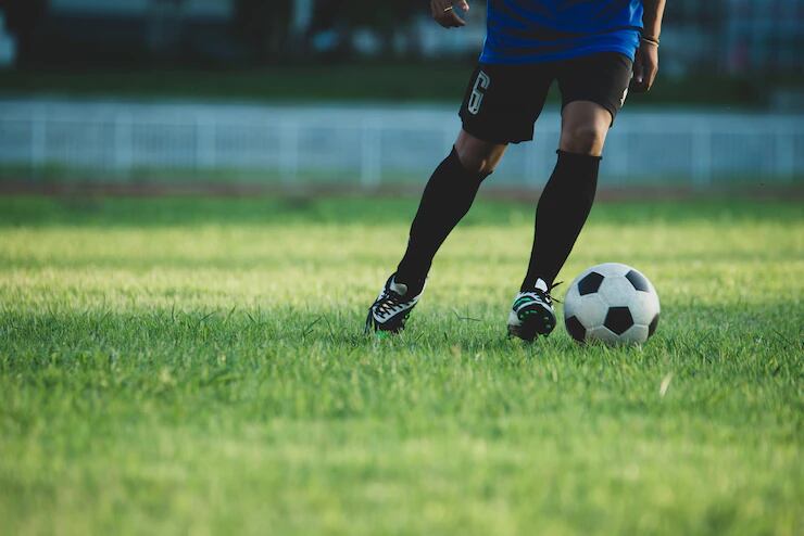 El joven aseguró ser un futbolista y estafó a su novia.