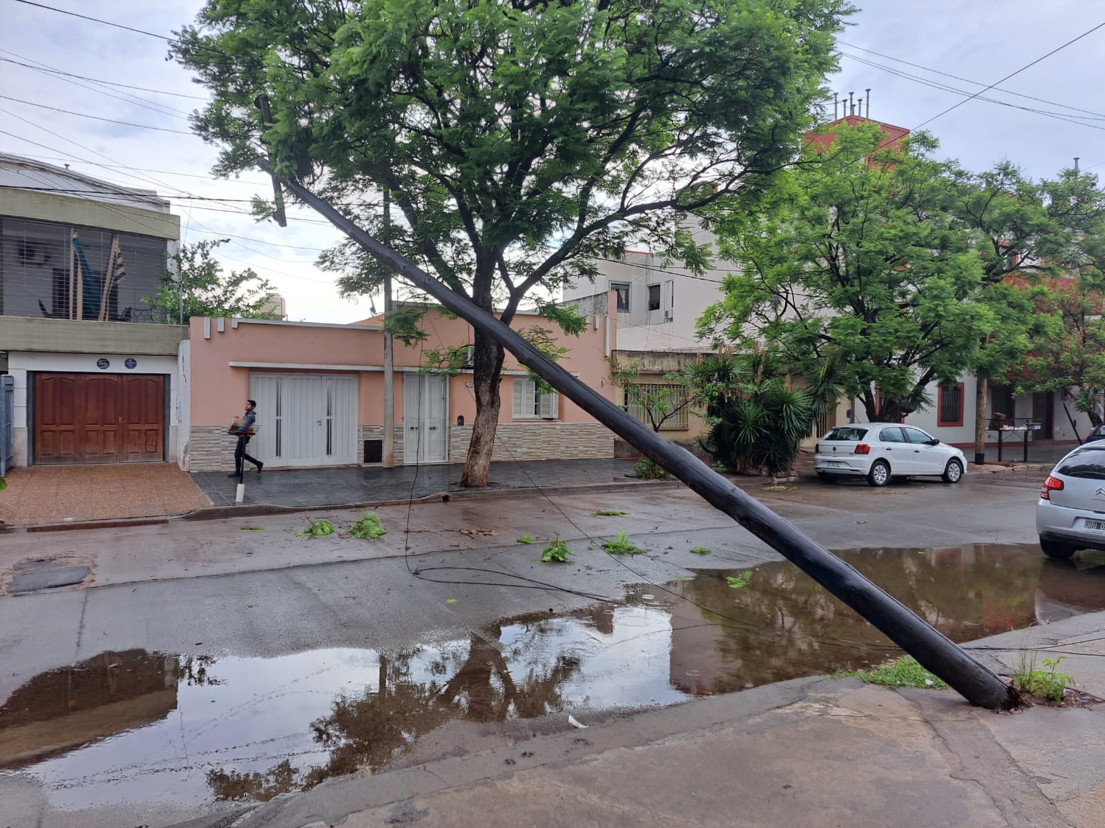 Epec restringió el servicio en el barrio para poder solucionar el problema.