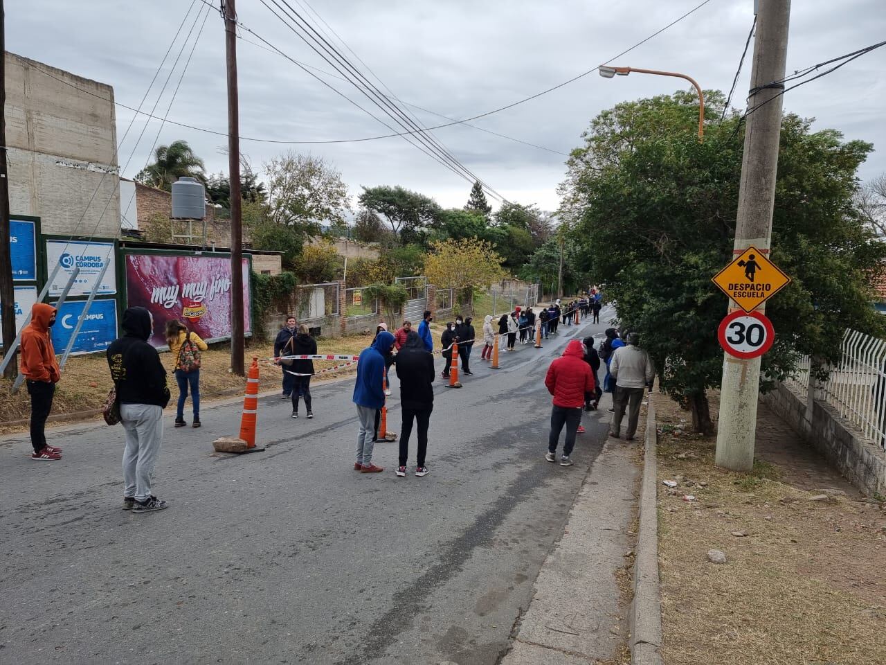 Fila de vecinos para hisoparse en el centro CEDER de Villa Carlos Paz.