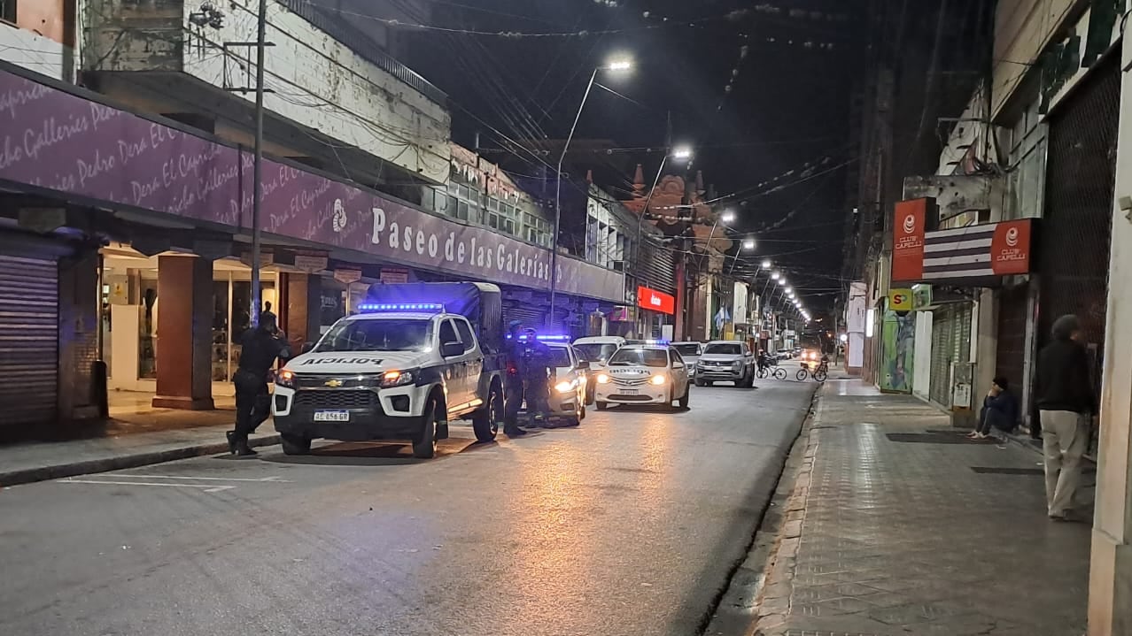 Un edificio de departamentos y locales comerciales de la calle Necochea fue escenario de la tragedia el martes a la noche.