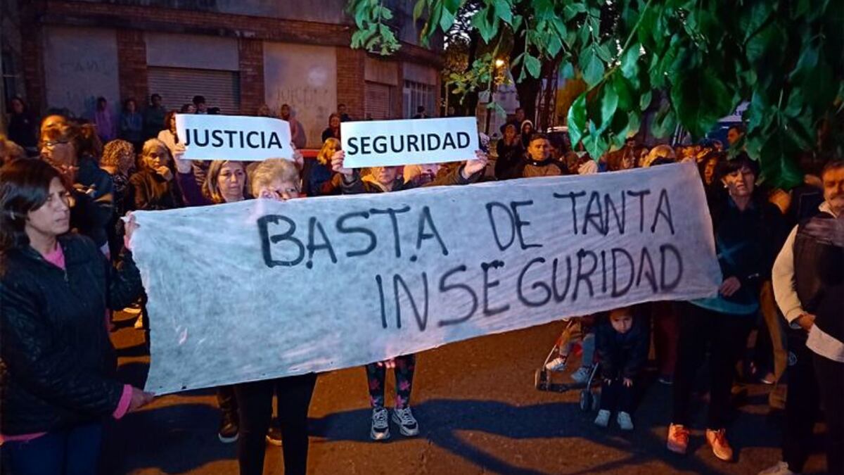 Vecinos hartos de la inseguridad se manifestaron en la zona oeste de ...