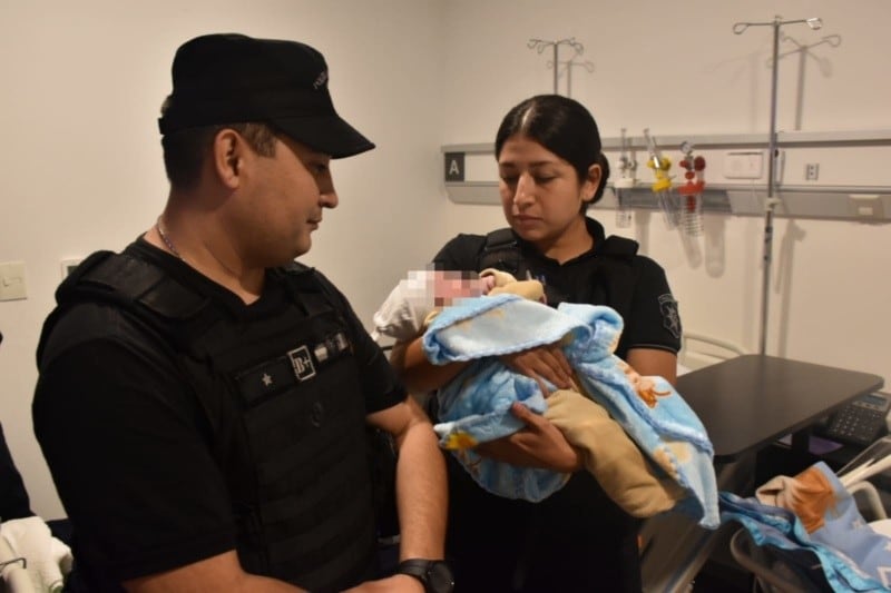 Los oficiales patrullaban la zona cuando recibieron el pedido de auxilio y no dudaron en responder.