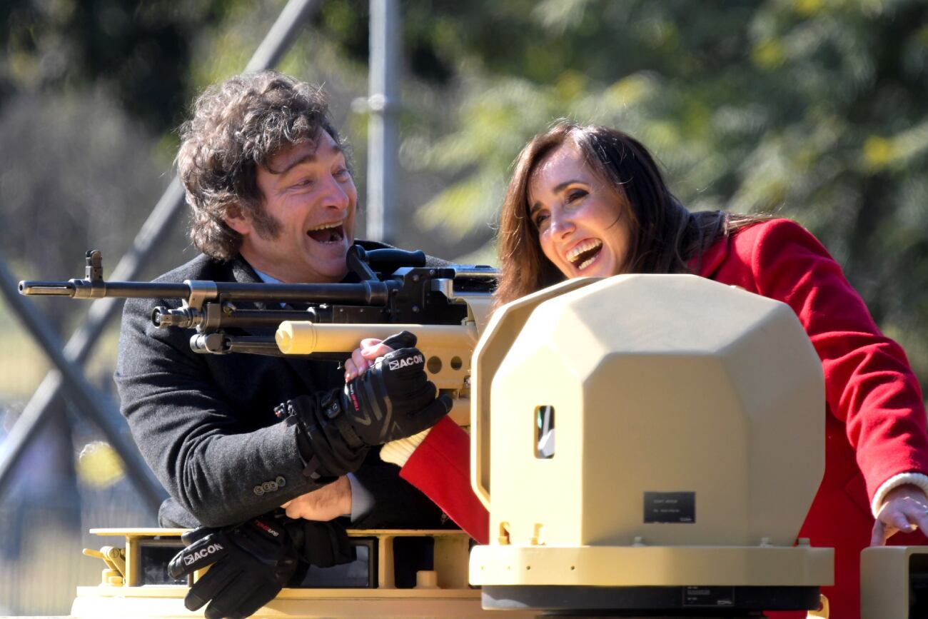 Megadesfile. Javier Milei y Victoria Villarruel posaron en un tanque de guerra del Ejército. (AP / Gustavo Garello)