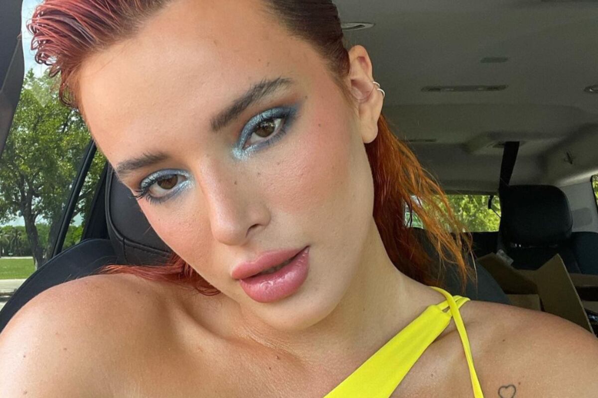 Al estilo chica gótica, Bella Thorne causó furor en body cut-out con transparencias y jean oxford