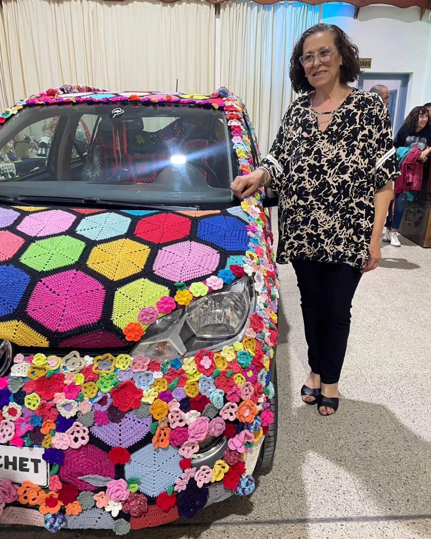 Un auto cubierto por un tejido al crochet.