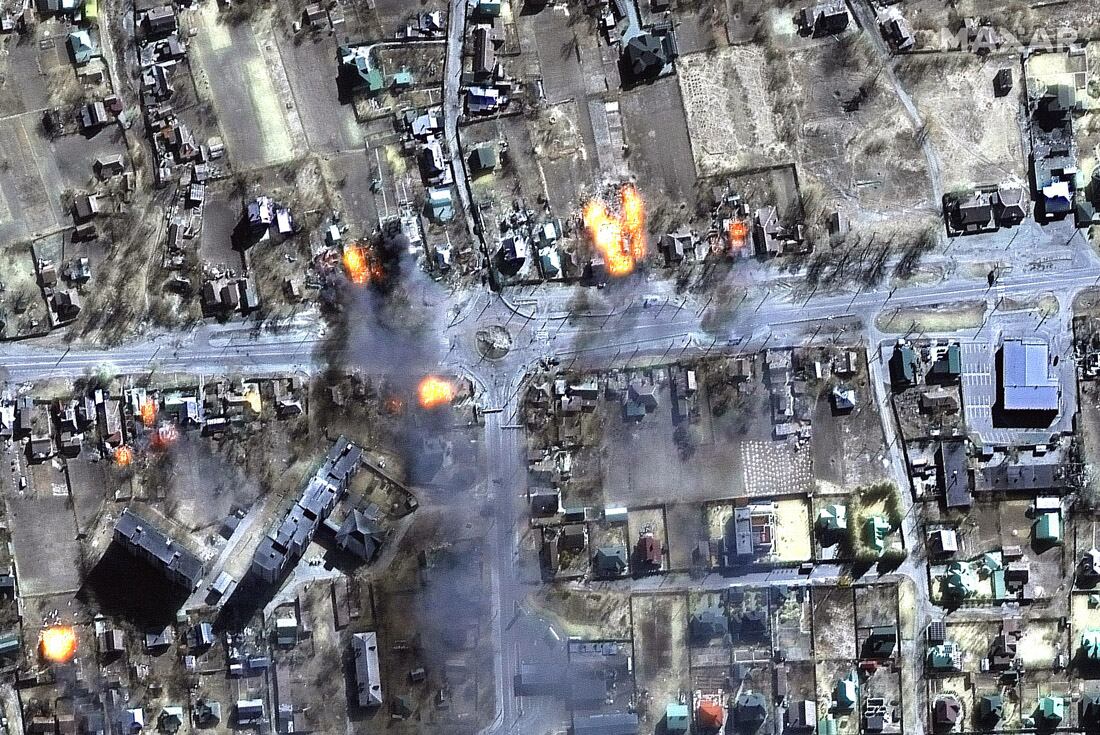 Esta imagen satelital muestra edificios en llamas en un área residencial en el noreste de Chernihiv, Ucrania. (AP)