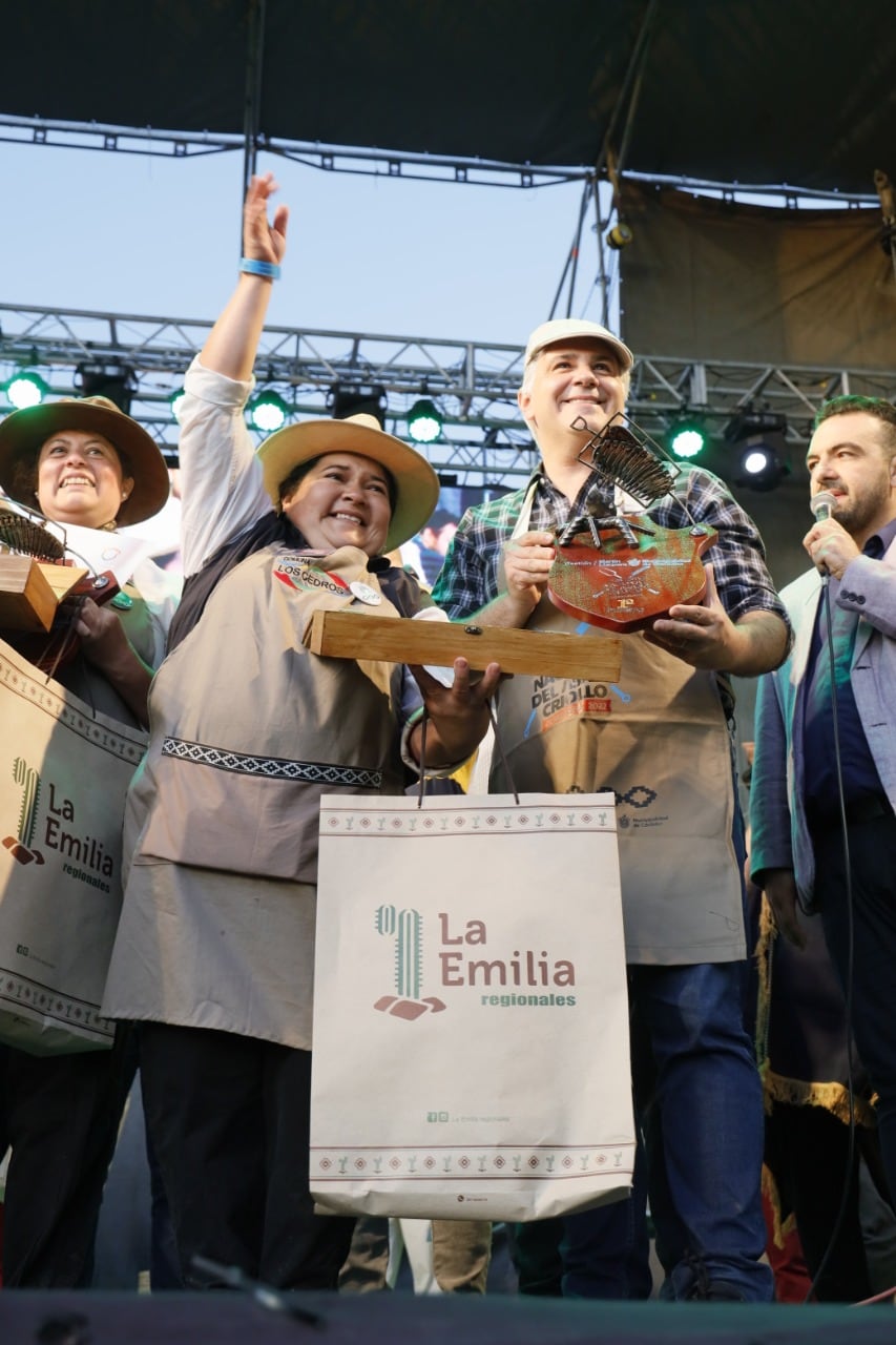 CAMPEONAS DEL ASADO. Ángela Cabrera (derecha) recibió el premio de Campeona Nacional del Festival del Asado criollo. Su compañera, Adriana Bustamante (fogonera) la acompañó durante todo el proceso.