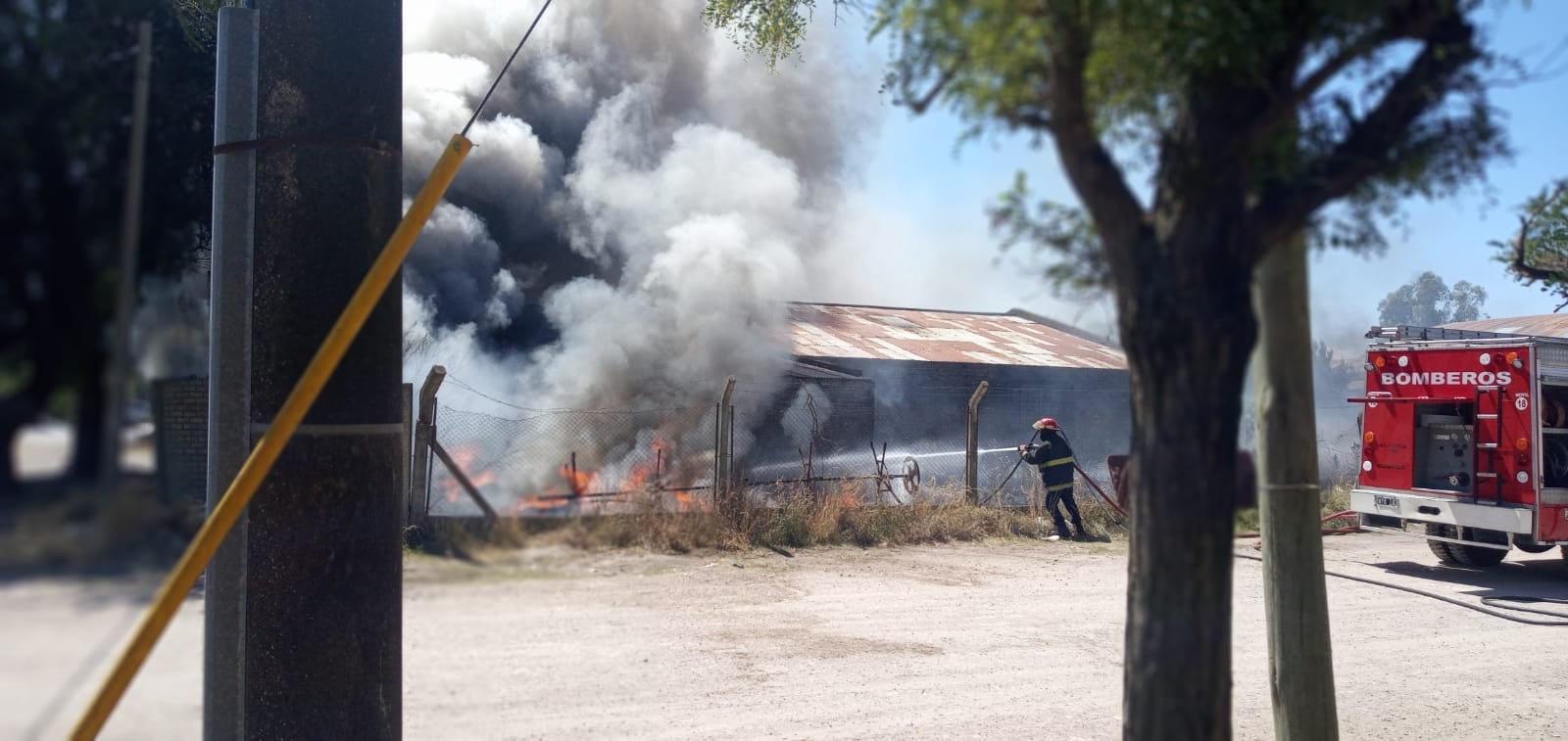 Incendio en una gomería en calle Chaco y Av. Caseros