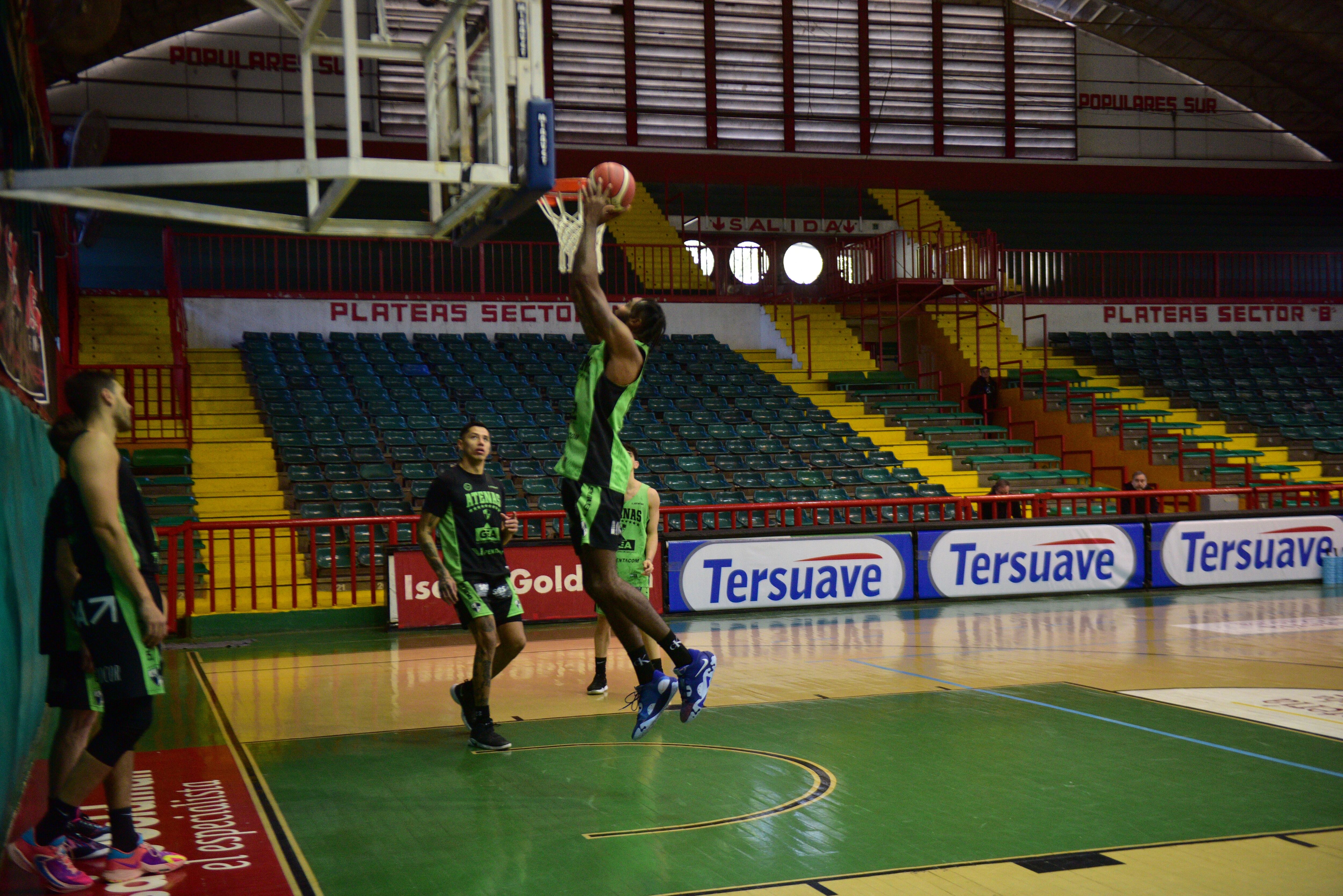 Deion McClenton. El pivote puede ser clave para que Atenas le gane al Ciclón en la serie por la permanencia de la Liga Nacional. (Ramiro Pereyra / La Voz)