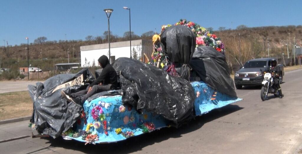 La imagen grafica las dimensiones de las carrozas que construyen cada año los estudiantes jujeños para los festejos primaverales.