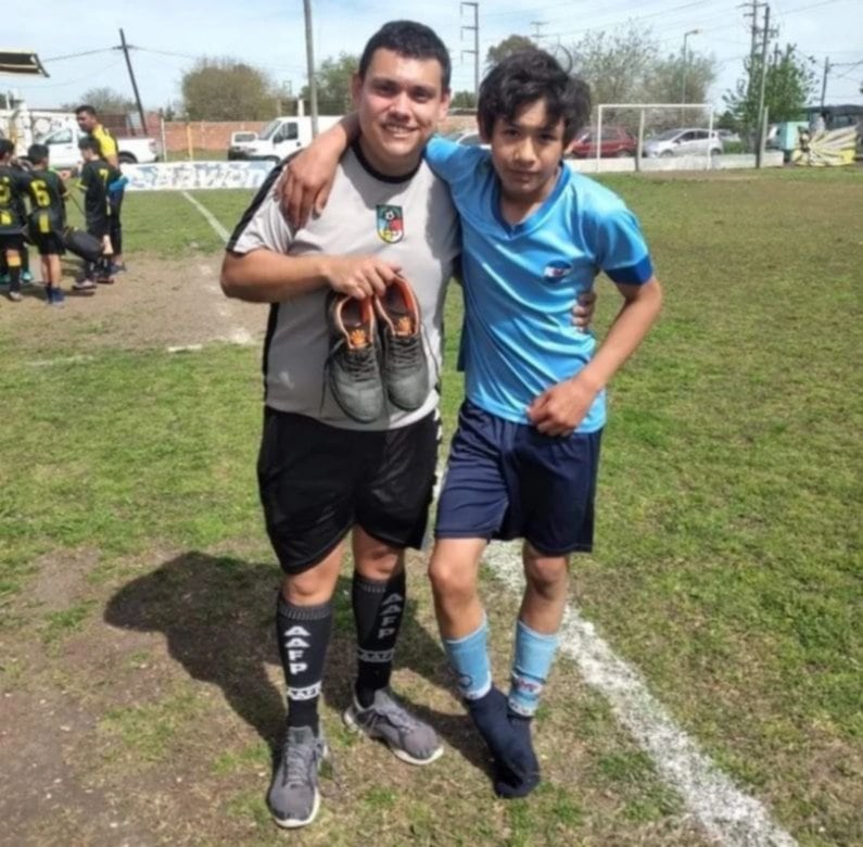 El juez le prestó sus botines a un jugador en pleno partido.