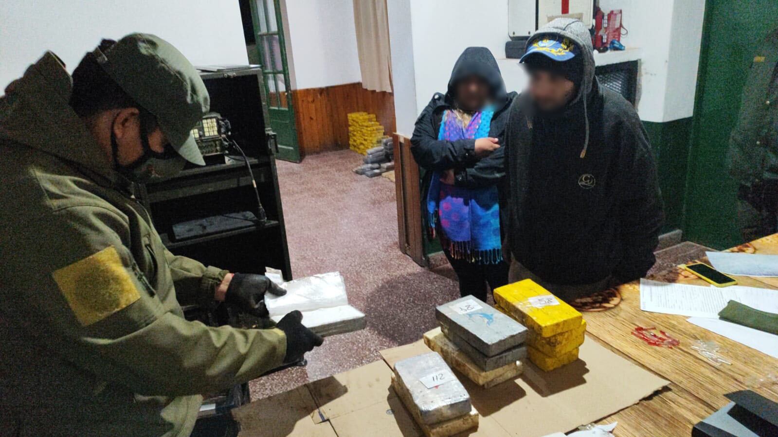 En presencia de testigos habilitados y del conductor del vehículo de transporte de pasajeros, se revistó su documentación y se realizó la prueba Narcotest.