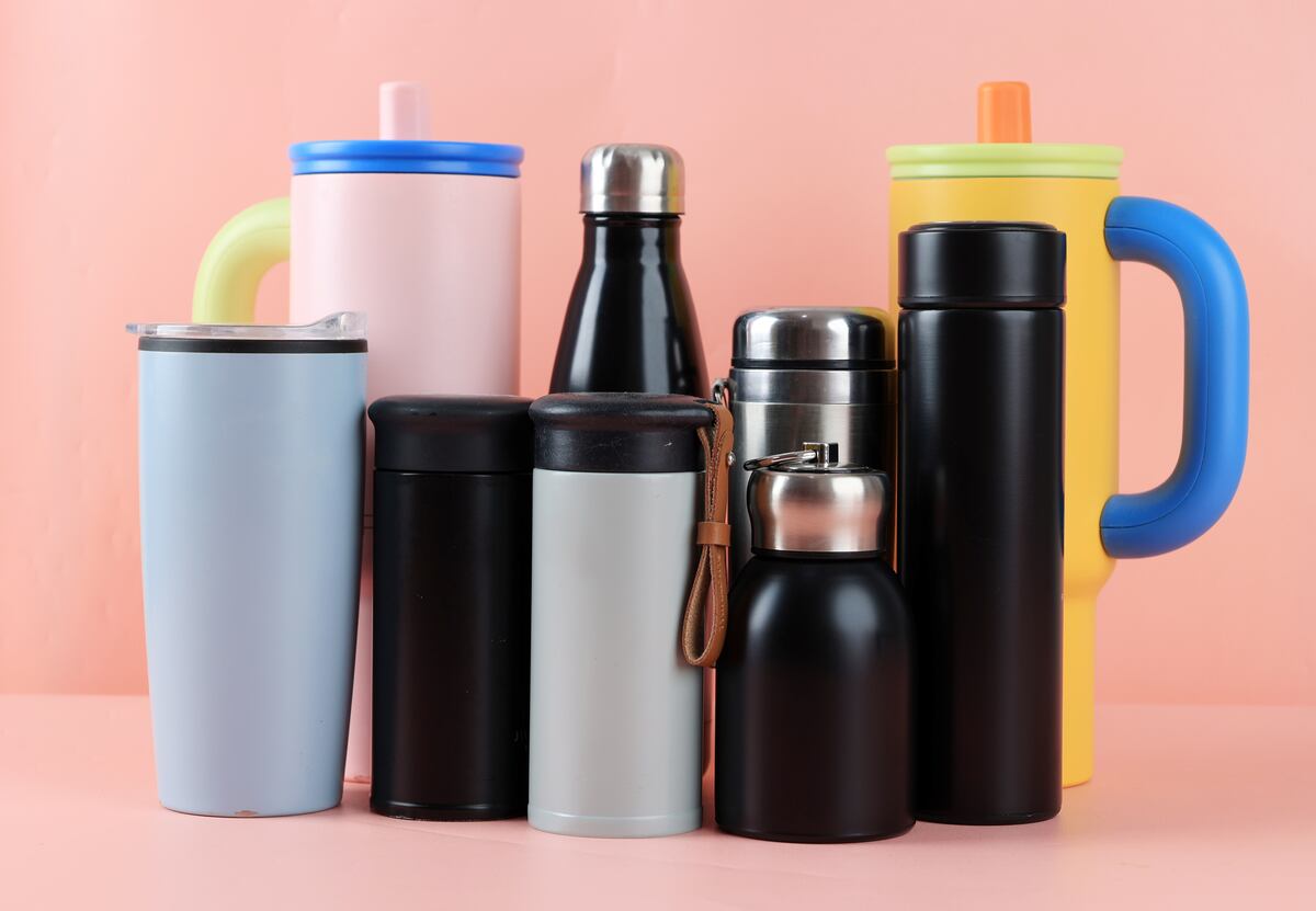 Adiós sarro: el truco casero para limpiar las botellas reutilizables y que queden como nuevas